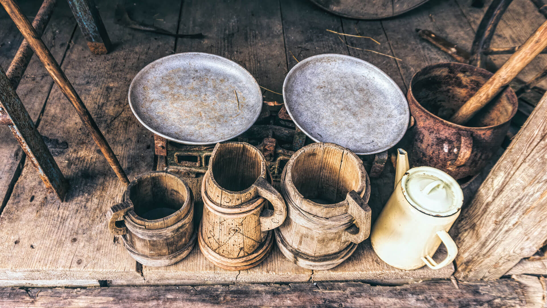 Old fashioned wooden goblets, jugs and mugs for drinks.