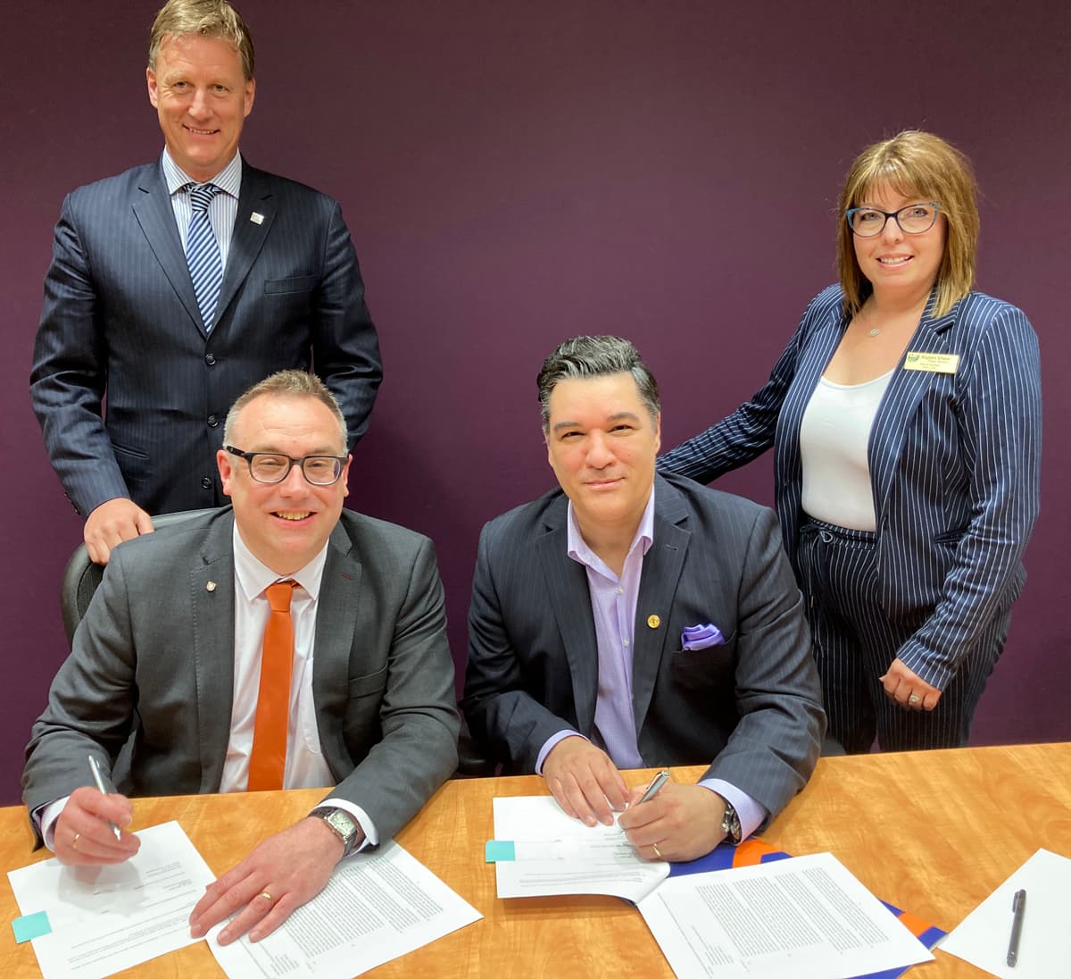 С����Ƶ President Dr. Alex Clark and Aspen View Public Schools Superintendent Constantine Kastrinos sign a five-year partnership agreement between the two organizations.